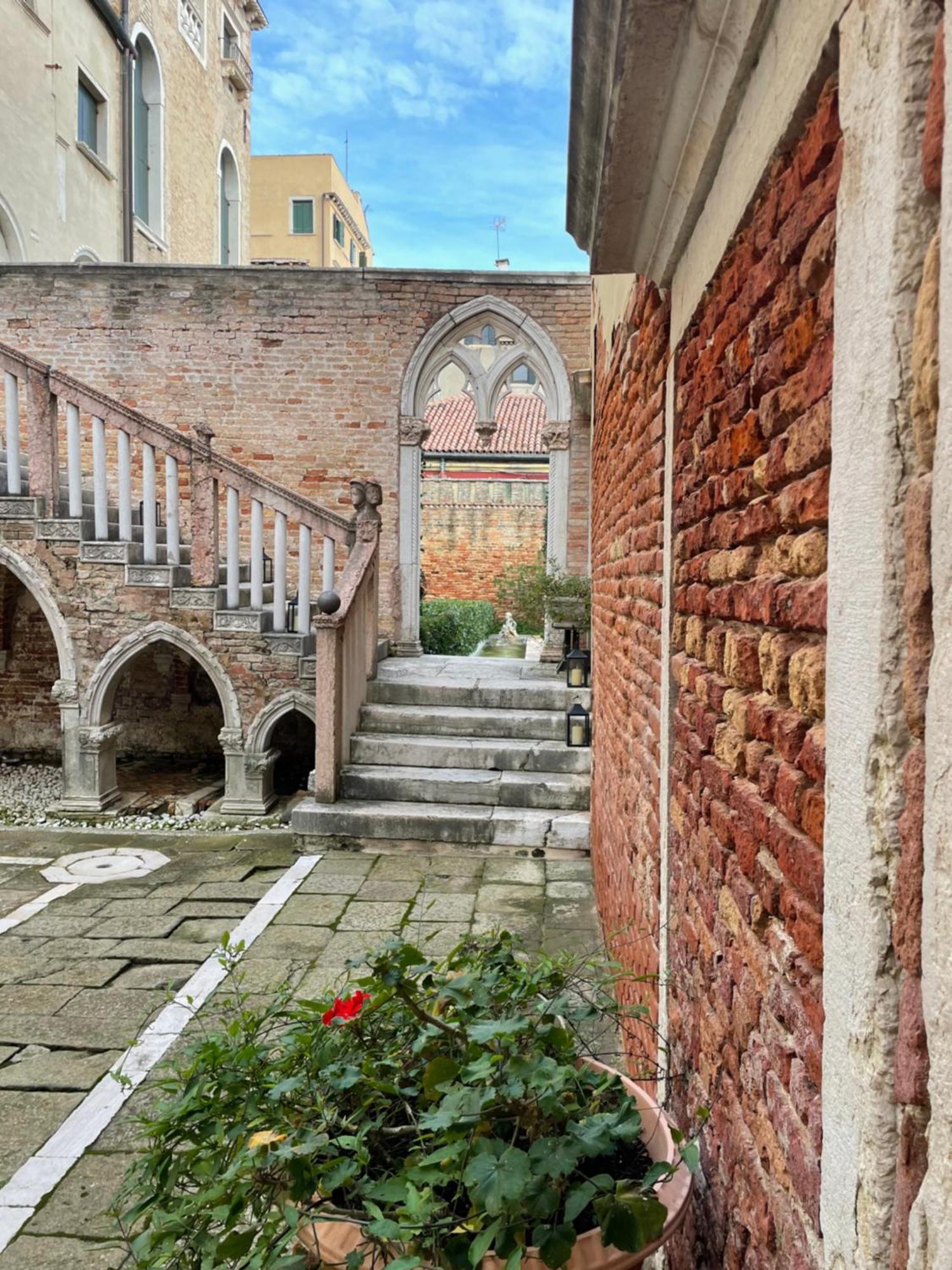 Aparthotel Palazzo Contarini Della Porta Di Ferro Venezia Esterno foto