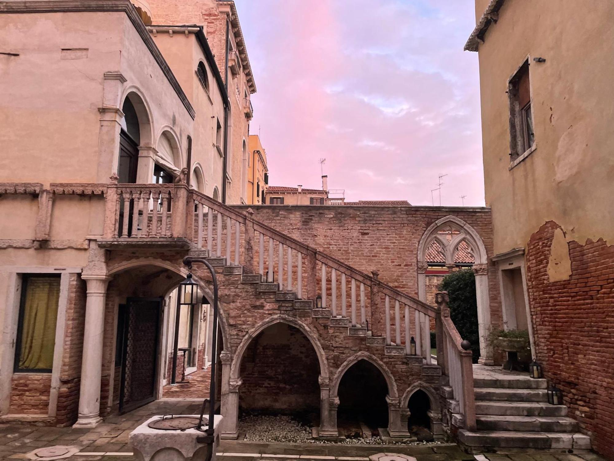 Aparthotel Palazzo Contarini Della Porta Di Ferro Venezia Esterno foto